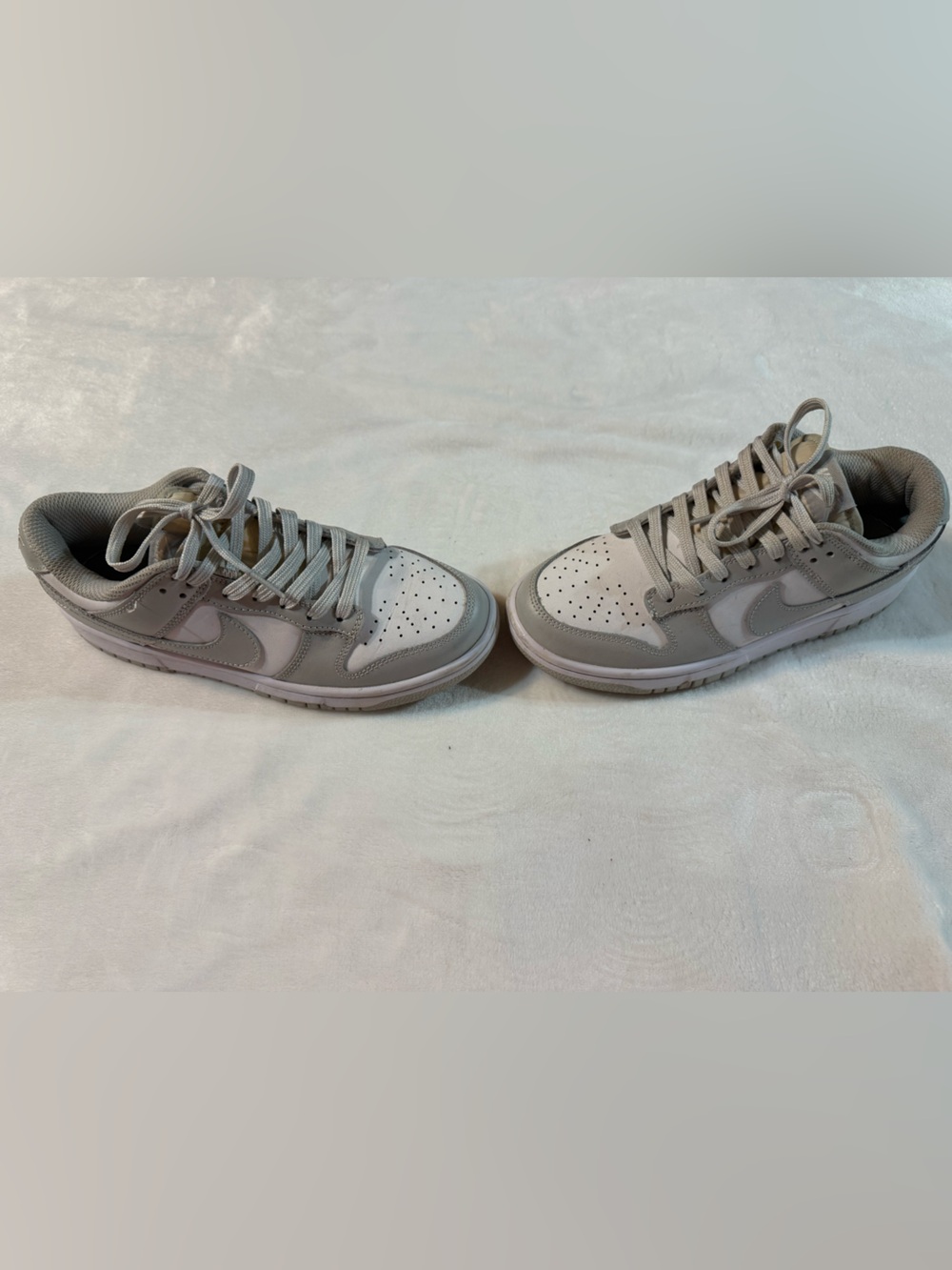 Nike Low-Top Sneakers in White and Light Gray